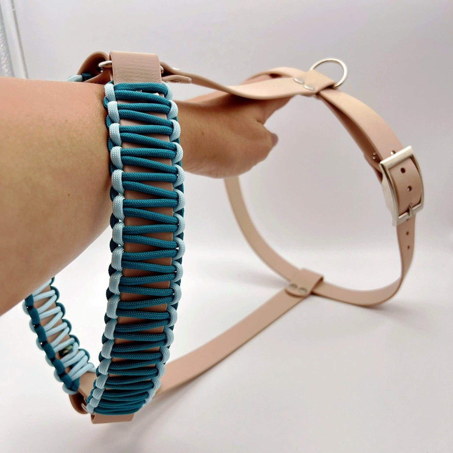 Biothane Y-Brustgeschirr mit Paracord-Umwicklung – individuell & robust