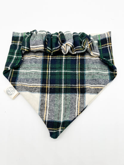 Weihnachtliches Hundehalstuch im Karomuster - Grün